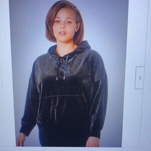 𝅺nwt Puma Velour hoodie